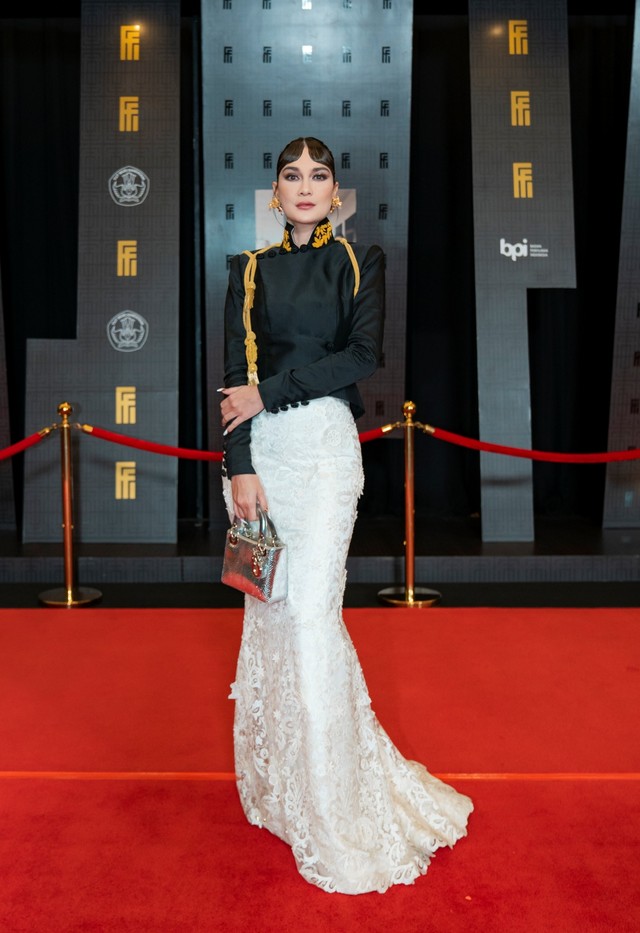 Gaya Elegan Selebriti Pakai Kebaya di Red Carpet Festival Film Indonesia 2021 (78084)