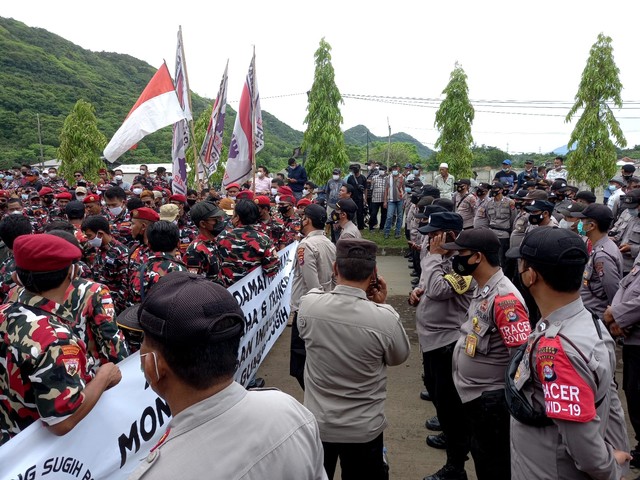 Personel Ditpamobvit Polda Banten Lakukan Pengamanan Unras di Kawasan Industri