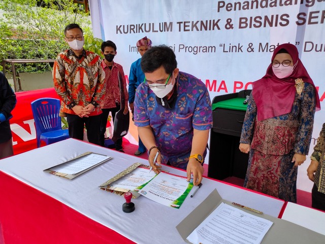 Penandatangan kerja sama. Foto: Dok. Astra Motor Kalbar