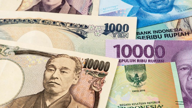 Ilustrasi mata uang Yen dan Rupiah. Foto: Shutter Stock