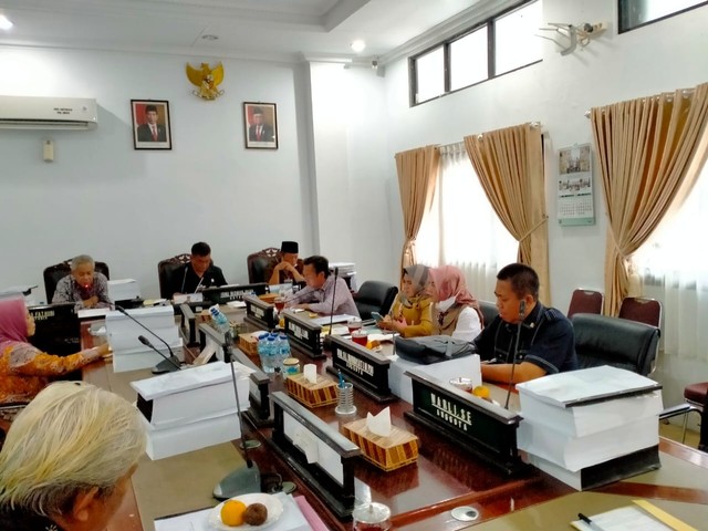 Dewan perwakilan rakyat daerah (DPRD) Kabupaten Indramayu memanggil tim panitia seleksi (pansel) calon direktur utama PDAM Tirta Darma Ayu Indramayu pada Kamis (11/11/2021) di gedung DPRD Kabupaten Indramayu. (Tomi Indra)