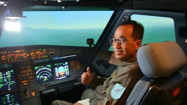 Menhub Budi Karya saat mengunjungi Politeknik Penerbangan Indonesia Curung (PPIC), Tangerang. Foto: Kemenhub RI