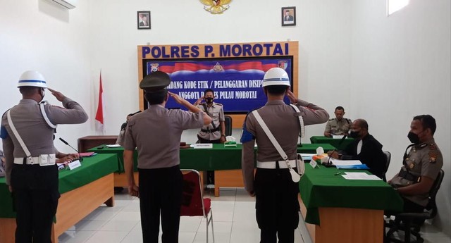 Oknum polisi Bripka R saat mengikuti sidang. Foto: Istimewa