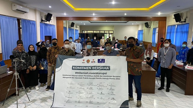 Foto bersama peserta FGD dan Deklarasi Komitmen Bersama #MilenialLawanKorupsi