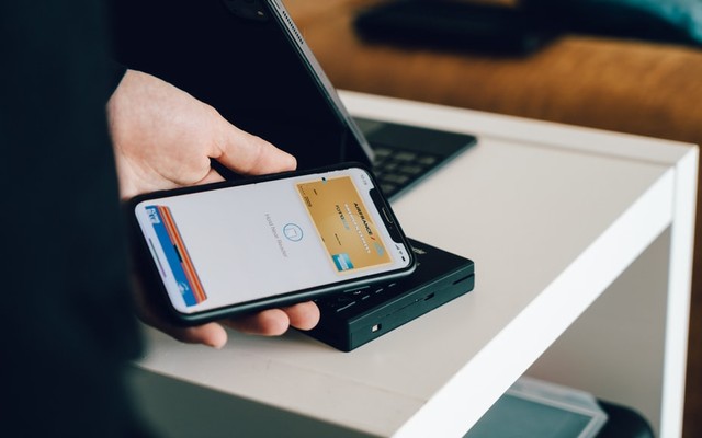 Pengertian e-wallet dan manfaat untuk kehidupan sehari-hari. Foto: Unsplash