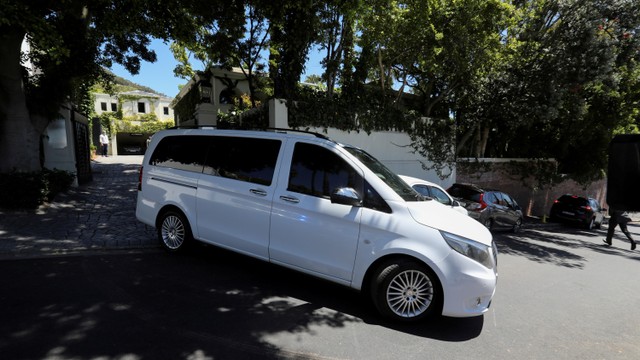 Sebuah mobil jenazah yang membawa jenazah Presiden Afrika Selatan Frederik Willem (FW) de Klerk meninggalkan rumahnya di Cape town, Afrika Selatan. Foto: Shelly Kristen/REUTERS