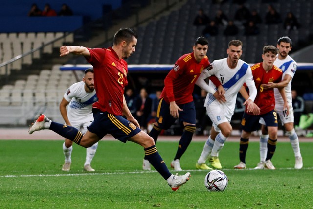 Pemain Spanyol Pablo Sarabia mencetak gol ke gawang Yunani pada pertandingan Kualifikasi Piala Dunia 2022 di Stadion Olimpiade, Athena, Yunani. Foto: Alkis Konstantinidis/REUTERS