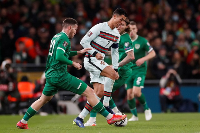 Pemain Portugal Cristiano Ronaldo berusaha melewati pemain Irlandia pada pertandingan Kualifikasi Piala Dunia 2022 di Stadion Aviva, Dublin, Republik Irlandia.
 Foto: Paul Childs/REUTERS