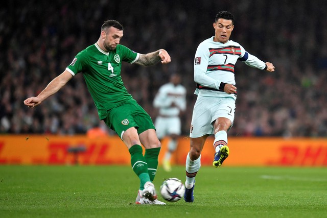 Pemain Portugal Cristiano Ronaldo berusaha mengadang pemain Irlandia Shane Duffy pada pertandingan Kualifikasi Piala Dunia 2022 di Stadion Aviva, Dublin, Republik Irlandia.
 Foto: Clodagh Kilcoyne/REUTERS