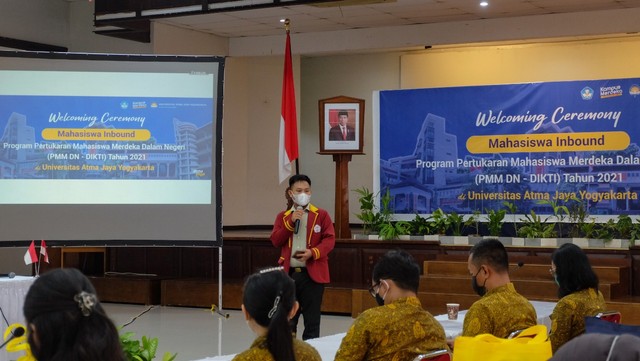 Salah seorang mahasiswa dari Program Kampus Merdeka mengikuti Welcoming Ceremony di Universitas Atma Jaya Yogyakarta (UAJY). Foto: dok. UAJY