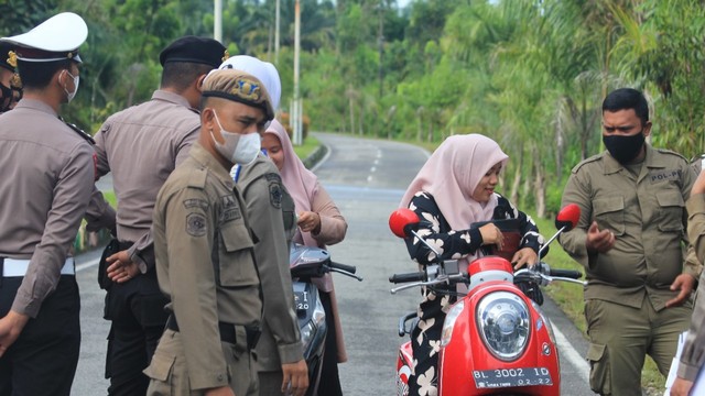 Razia vaksin di Kota Subulussalam, Aceh. Foto: Yudiansyah/acehkini