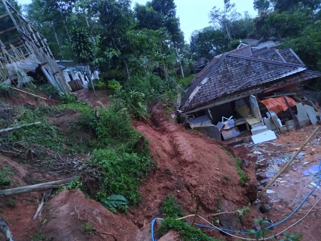 Pergerakan tanah dan longsor di Desa Campakawarna, Kecamatan Campakamulya, Kabupaten Cianjur, Jawa Barat, Jumat (12/11). Foto: Dok. Istimewa