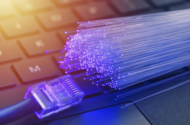 Fiber Optik Adalah Sejenis Kabel untuk Mentransmisikan Cahaya. Foto: iStock