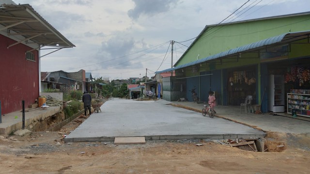 Proyek jalan dari program Kotaku di Kaveling Sangrilla, Kelurahan Sei Lekop, Kecamatan Sagulung Batam. Foto: Zalfirega/kepripedia.com.