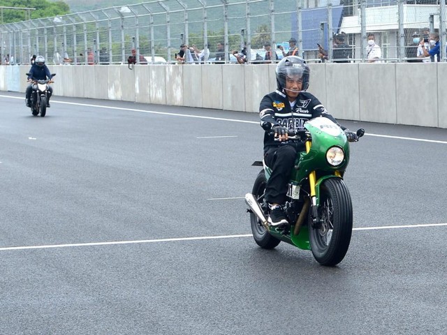 Aksi Jokowi menjajal aspal Sirkuir Mandalika menunggangi Kawasaki W175 bergaya cafe racer.  Foto: Dok. Kris - Biro Pers Sekretariat Presiden