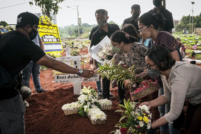 Suasana pemakaman Rony Dozer di TPU Jombang, Tangerang Selatan,Banten, Jumat (12/11/2021). Foto: Jamal Ramadhan/kumparan