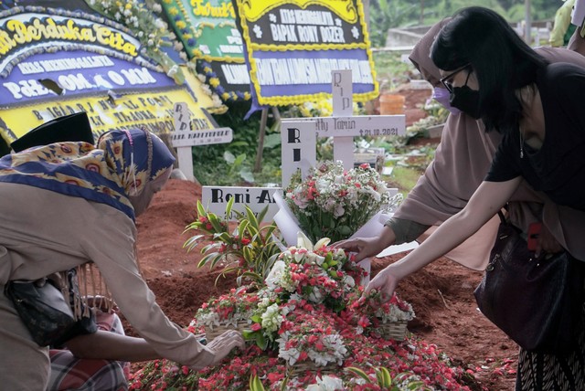 Suasana pemakaman Rony Dozer di TPU Jombang, Tangerang Selatan,Banten. Foto: Jamal Ramadhan/kumparan