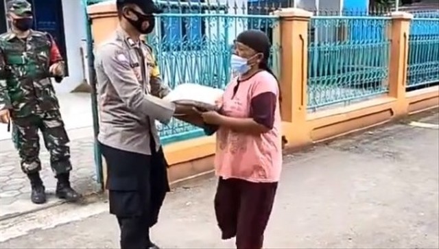 Momen haru nan kocak personel TNI-Polri beri kejutan bantuan sembako kepada seorang nenek. (Foto: Instagram/@lintas.military).