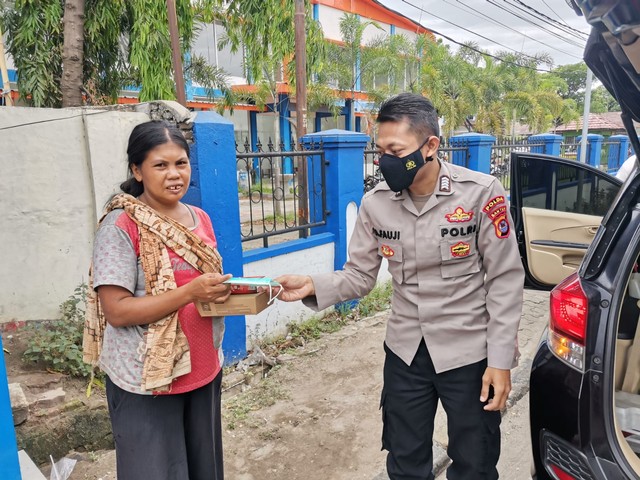 Gelar Jumat Berkah, Personel Biro Rena Polda Banten Bagikan Paket Sembako dan Na