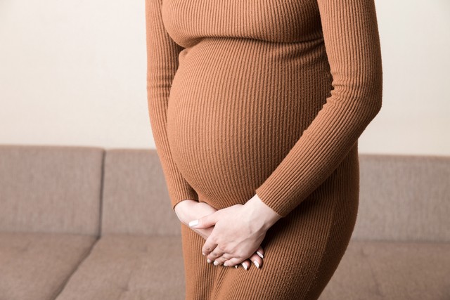 Ilustrasi ibu hamil buang air kecil atau pecah ketuban.  Foto: Shutter Stock