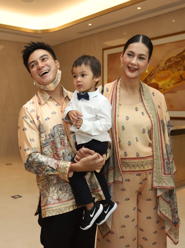 Artis Baim Wong bersama istrinya Paula Verhoeven saat hadir di pernikahan Ria Ricis dan Ryan di Hotel Intercontinental, Pondok Indah, Jakarta, Jumat, (12/11).  Foto: Ronny