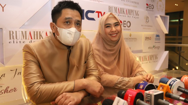 Oky Setiana Dewi bersama suaminya Ory Vitio memberikan keterangan pers usai pernikahan Ria Ricis dan Ryan di Hotel Intercontinental, Pondok Indah, Jakarta, Jumat, (12/11). Foto: Ronny