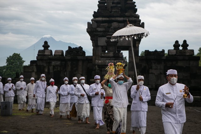 Umat Hindu membawa air suci dan sesaji saat upacara Abhiseka di pelataran Candi Prambanan, Sleman, DI Yogyakarta, Jumat (12/11/2021). Foto: Hendra Nurdiyansyah/ANTARA FOTO