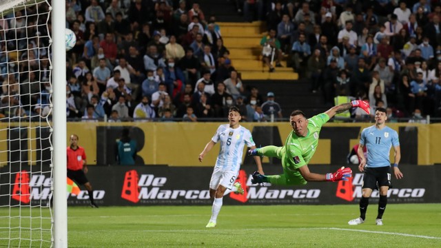Pemain Argentina Angel Di Maria mencetak gol ke gawang Uruguay di Estadio Campeon del Siglo, Montevideo, Uruguay, Jumat (12/11). Foto: Pool via REUTERS/Raul Martinez