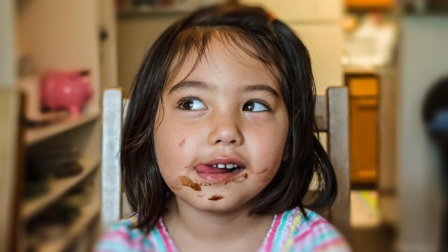 Ilustrasi anak makan cokelat. Foto: Shutter Stock