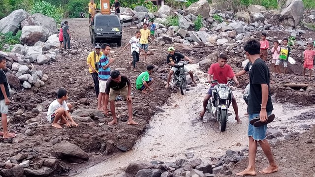 Banjir lahar dingin di bekas lokasi bencana Badai Seroja, Desa Napasabok, Kecamatan Ile Ape. Foto : Istimewa