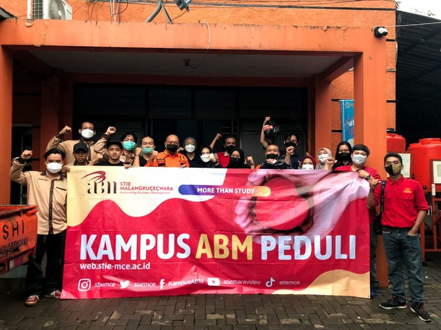 Bantuan dari Kampus ABM Peduli diserahkan ke Kantor Badan Penanggulangan Bencana Daerah (BPBD) Kota Malang, pada Kamis (11/11/2021) dan Kantor BPBD Kota Batu, pada Jumat (12/11/2021). Foto: dok