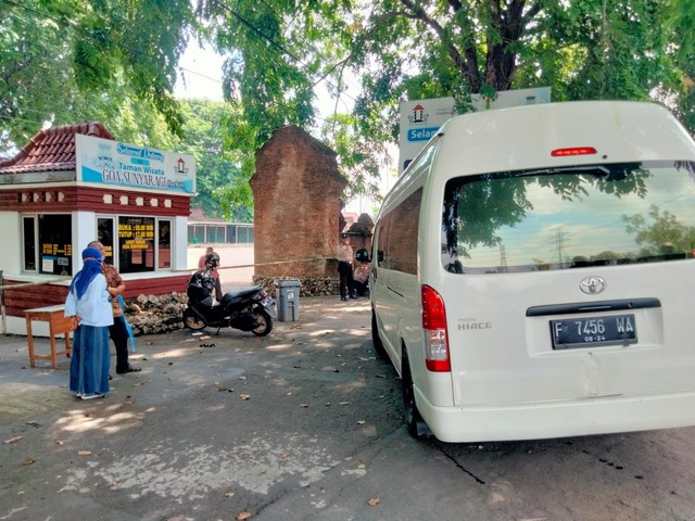 Salah satu kendaraan rombongan wisatawan tiak bisa masuk ke area Goa Sunyaragi. Karena Objek wisata tersebut tutup sementara.(Juan)