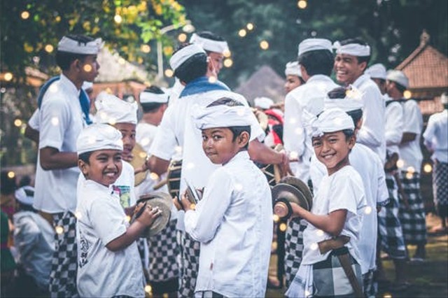 Ilustrasi tulisan aksara Bali Om Swastiastu yang banyak digunakan masyarakat Bali. Foto: dok. https://www.pexels.com/