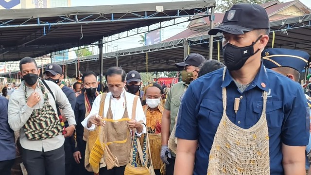 Aksi Jokowi Borong Kerajinan Lokal Papua di Pasar Noken Taman Imbi (7252)