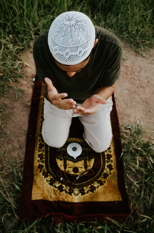Ilustrasi Membaca Doa Setelah Sholat. Sumber: Hebert Santos-Pexels.com