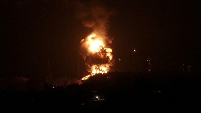 Kobaran api terlihat di tangki kilang PT Pertamina Internasional Unit Cilacap, Jawa Tengah, Sabtu (13/11/2021). Foto: Idhad Zakaria/ANTARA FOTO