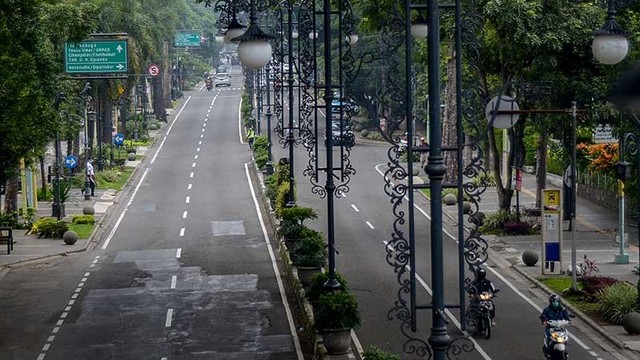 Suasana lengang di Jalan Ir. H Juanda (Dago) Bandung, Jawa Barat, Senin (23/3/2020). Kebijakan pemerintah yang meminta masyarakat untuk bekerja di rumah guna menghindari penyebaran COVID-19 membuat jalan protokol yang biasanya macet pada hari kerja, tampak lengang dan lancar. ANTARA FOTO/Raisan Al Farisi