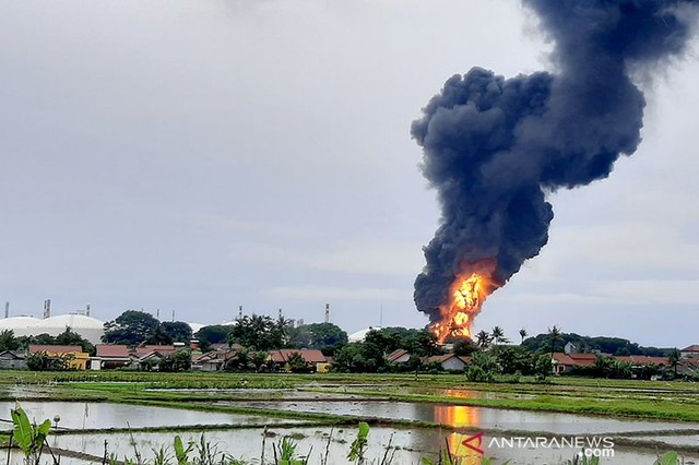 Suasana kebakaran Kilang Pertamina Internasional (KPI) Unit Cilacap, Jawa Tengah. Foto: Sumarwoto/ANTARA