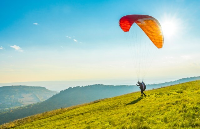 Ilustrasi Paralayang. Foto: Shutter Stock