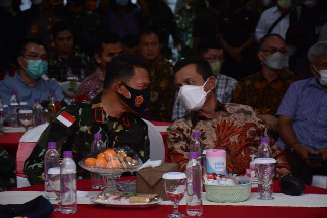 Gubenur Kepulauan Riau, Ansar Ahmad, bersama Dansat Brimob Kepri, Kombes Pol Mohamad Rendra Salipu. Foto: Zalfirega/kepripedia.com