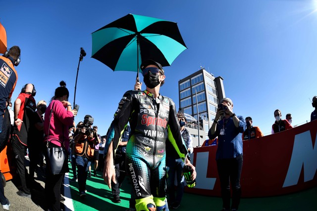Valentino Rossi usai berkompetisi dalam balapan terakhirnya. Foto: Pablo Morano/Reuters