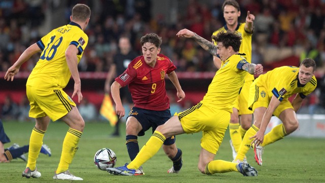 Gelandang Spanyol Pablo Gavi (tengah) berebut bola dengan bek Swedia Victor Lindelof (kanan) saat pertandingan grup B kualifikasi Piala Dunia FIFA Qatar 2022 di Stadion La Cartuja di Seville. Foto: Jorge Guerrero/AFP