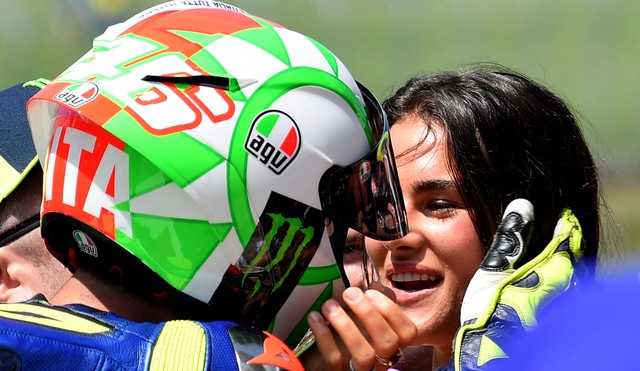 Pembalap Italia Movistar Yamaha Valentino Rossi merayakan dengan pacarnya Francesca Novello. Foto: AFP