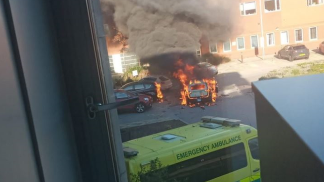 Gambaran mobil yang terbakar di luar rumah sakit telah beredar luas di media sosial.