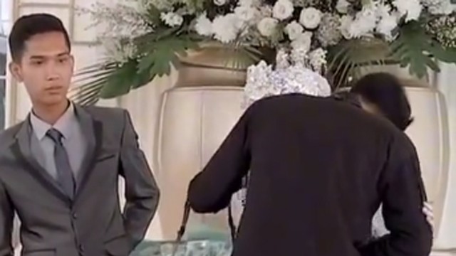 Suami saksikan istri pelukan dengan tamu undangan. (Foto: @definisi.bodoh/TikTok)
