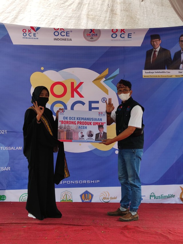 Foto : Penyerahan Simbolis Bantuan OK OCE Kemanusiaan kepada Pelaku UMKM di Aceh 