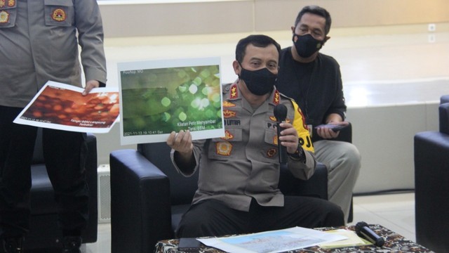 Kapolda Jawa Tengah Irjen Pol Ahmad Lutfhi saat menunjukan foto bukti sambaran petir di lokasi kebakaran area Pertamina Refinery Unit (RU), Cilacap. Foto: Humas Polda Jawa Tengah
