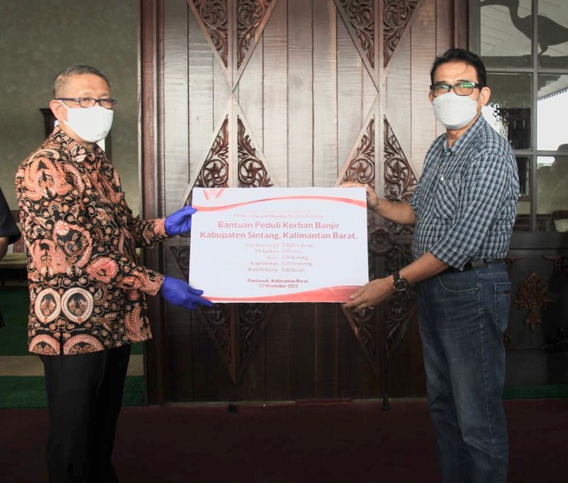 Penyerahan bantuan tersebut secara simbolis diserahkan oleh Perwakilan Manajemen WHW, Sumarno, kepada Gubenur Kalimantan Barat, Sutarmidji, untuk korban banjir Sintang. Foto: Dok PT WHW