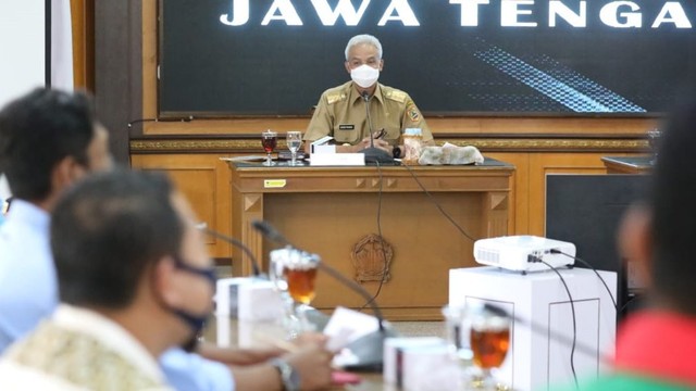 Buruh Konfederasi Serikat Pekerja Indonesia (KSPI) bertemu Gubernur Jawa Tengah Ganjar Pranowo, Senin (15/11).  Foto: Pemprov Jateng