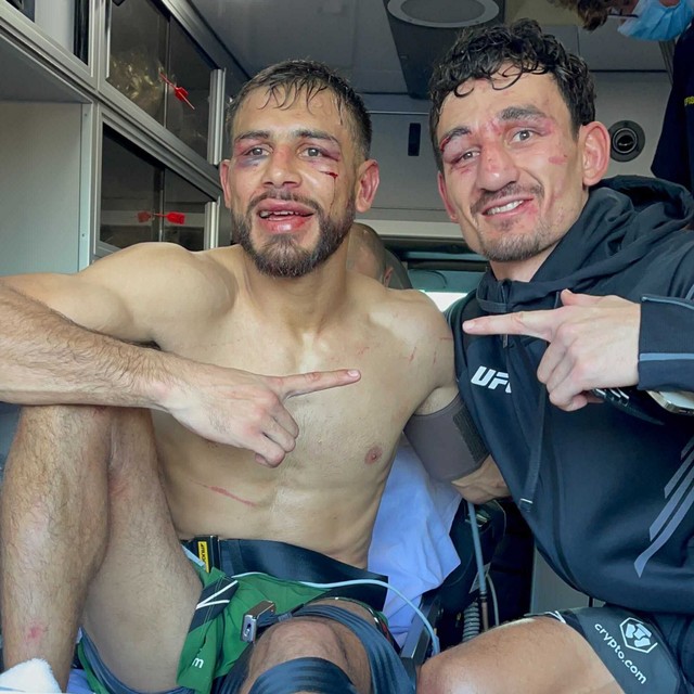 Max Holloway dan Yair Rodriguez berfoto bersama sebelum dilarikan ke rumah sakit. Source : twitter.com/ufc